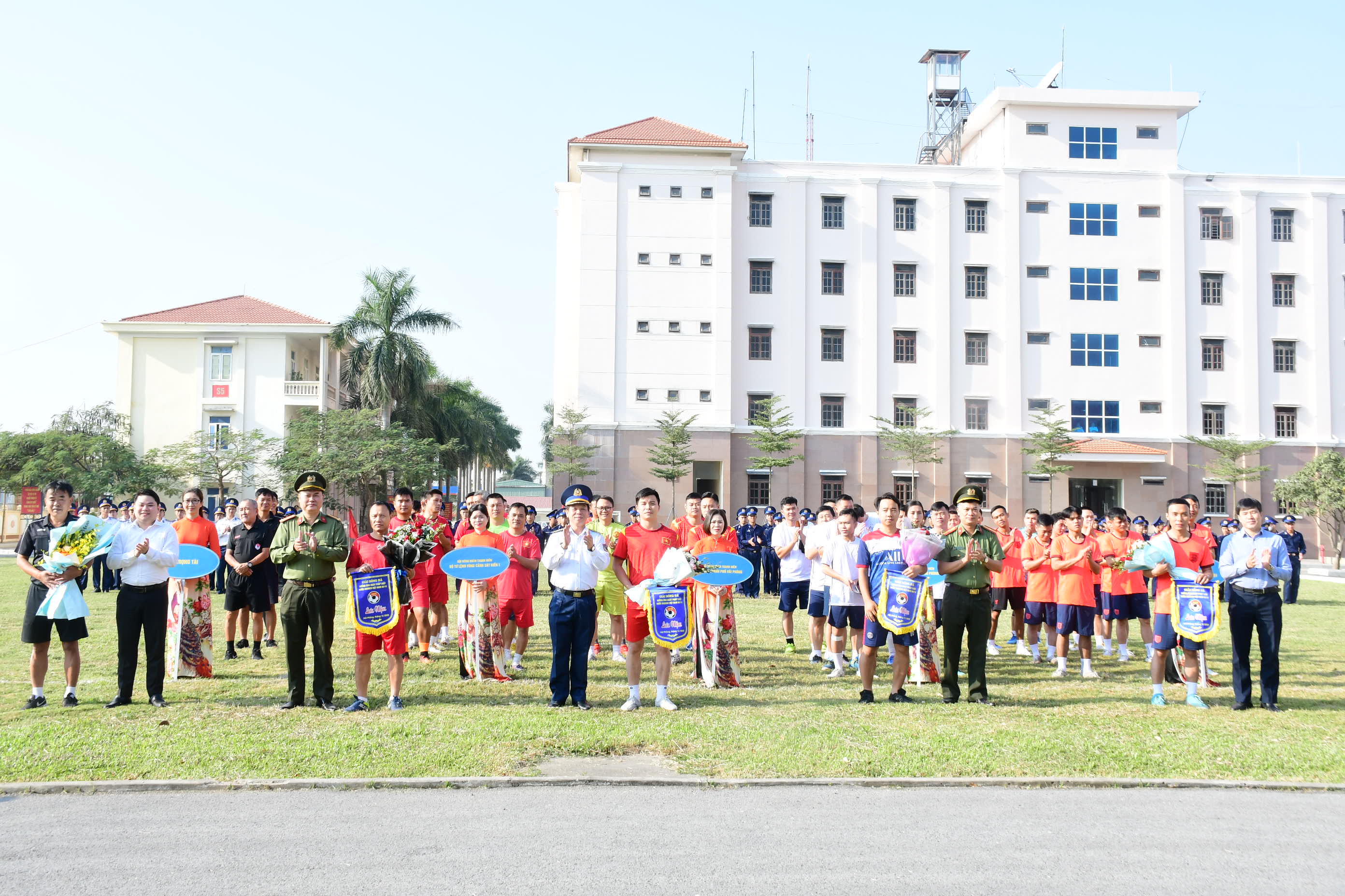 Giao hữu bóng đá hưởng ứng Ngày Pháp luật Việt Nam 09/11